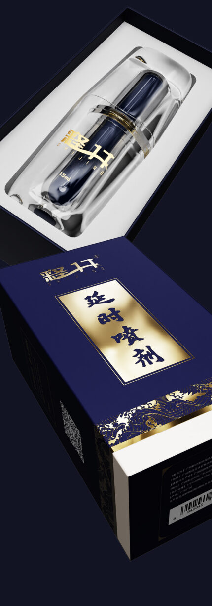 a SHIJING brand male delay spray. The packaging and spray bottle have a dark blue and gold design, giving it a very high-end and stylish appearance. The front of the box has the tagline “SUPER LONG AND LONG-LASTING,” emphasizing the product's long-lasting effect. There is also a note “NO SIDE EFFECTS AND SAFE,” indicating the product's safety. The spray bottle is elegantly designed with a clear outer casing and a dark blue inner bottle, with the brand logo printed on it. The overall design conveys the product's effectiveness and premium feel, making it suitable for male users who seek quality and performance.