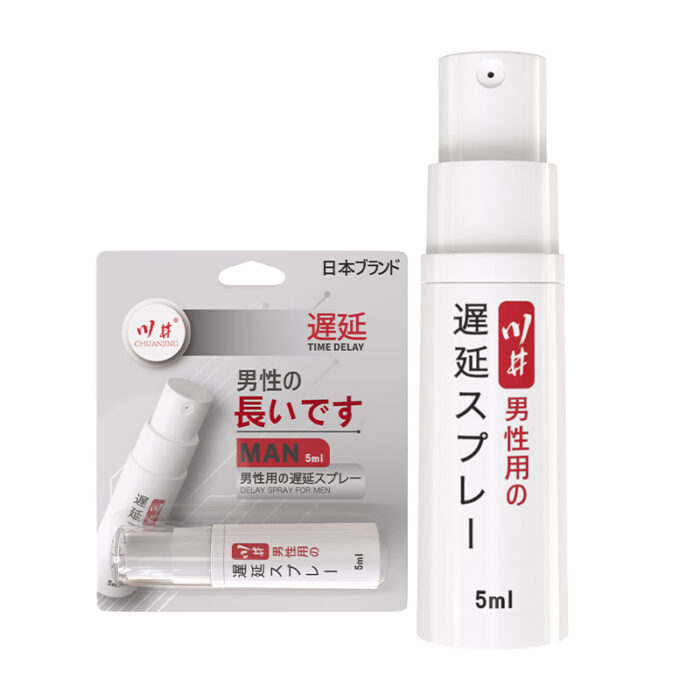 a male delay spray with a capacity of 5ml. The spray bottle and packaging have a simple design, primarily in white, with red and gray text and icons, giving it a modern and professional appearance. The front of the spray bottle is labeled with “男性用の遅延スプレー,” indicating its main function. The packaging card displays the shape of the spray bottle and usage instructions, making it clear for consumers. The overall design is minimalistic and efficient, suitable for male users who value practical effects and convenient usage.